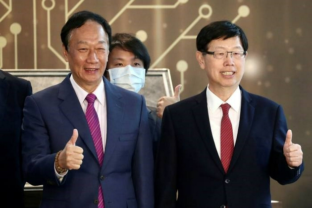 图：富士康两任董事长：郭台铭（左） 刘扬伟（右）