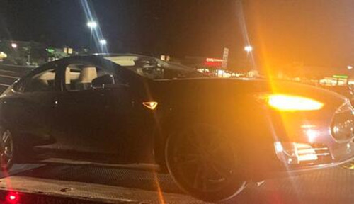 美国一辆Model S在高速上突然被锁死_500
