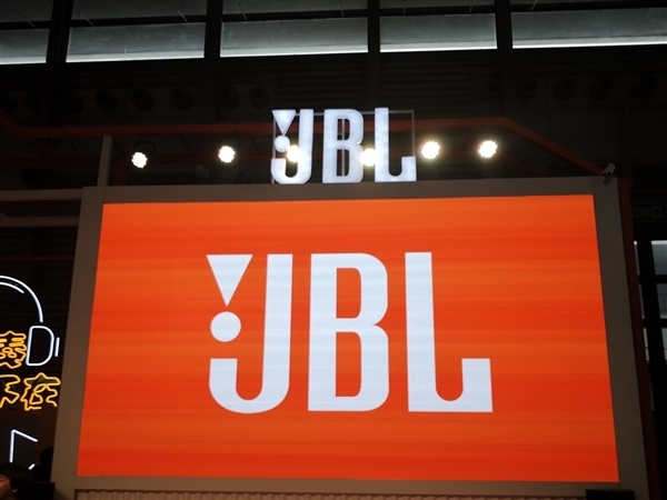 JBL推出新款Live Buds 3耳机：配有1.45寸彩屏