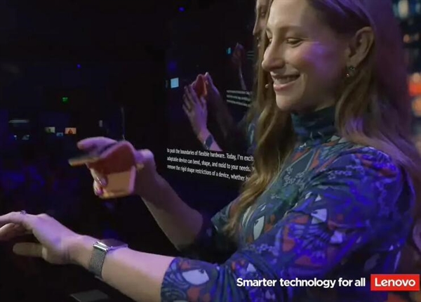 联想推出可弯曲概念手机：OLED显示屏 可弯曲套在手腕上